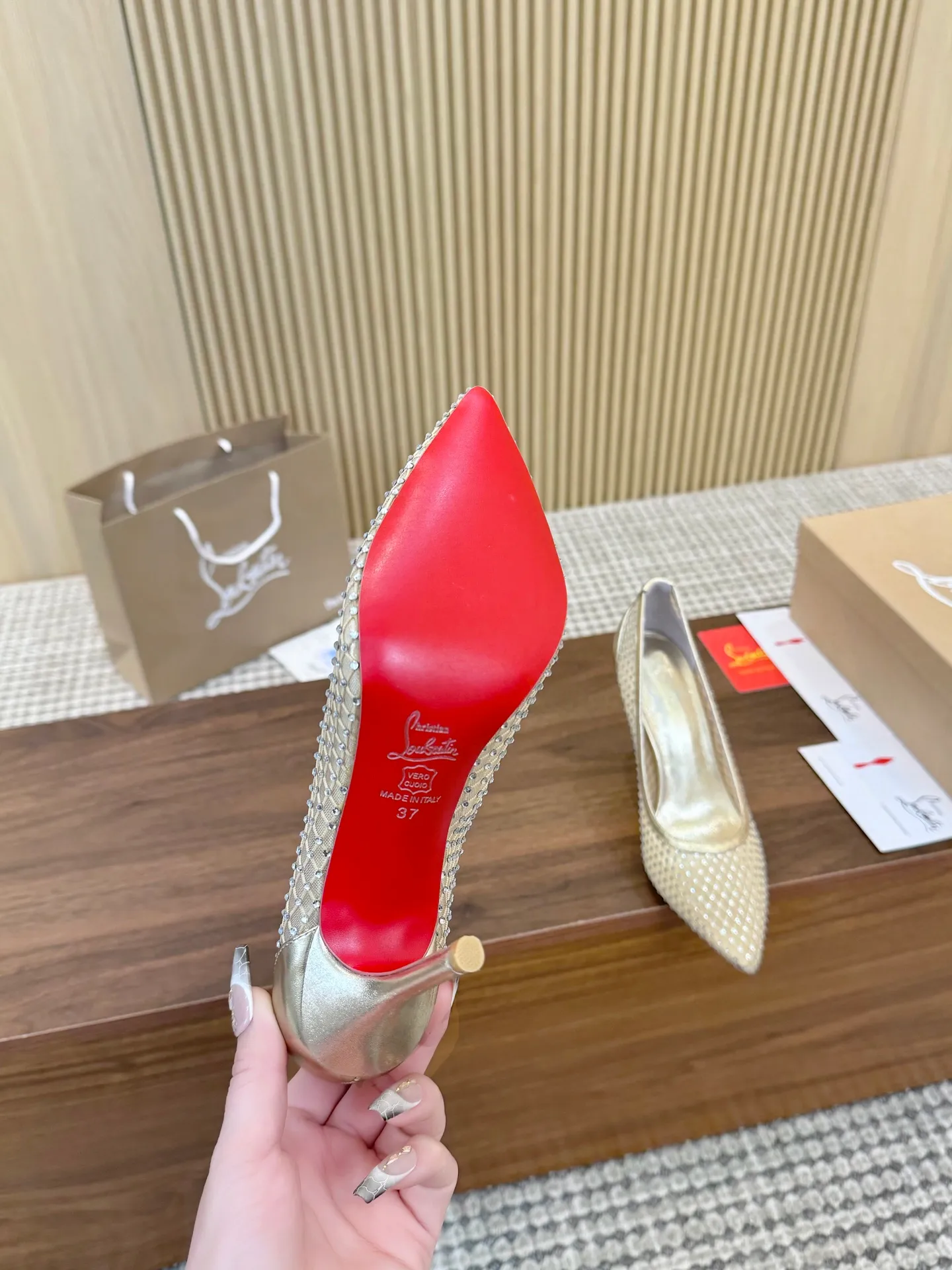 👟👟Ex-factory price 440👟👟 Genuine leather sole +40 Year-round shipment💝Christian Louboutin CL👠 Classic "💎Cow Patent Leather💎Series" noble and luxurious, real blingbling✨ Real materials, all customized by the pattern maker, and the materials are made of original customized materials, achieving the taste of the original 6 color options💍 Upper: imported 👉cow patent leather💪 lining: sheepskin foot pad/lining code number: 34-40.41.42 heel height: two options: 10.5cm and 8.5cm